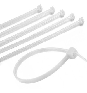 Braçadeiras plásticas brancas de vários tamanhos sobre fundo branco