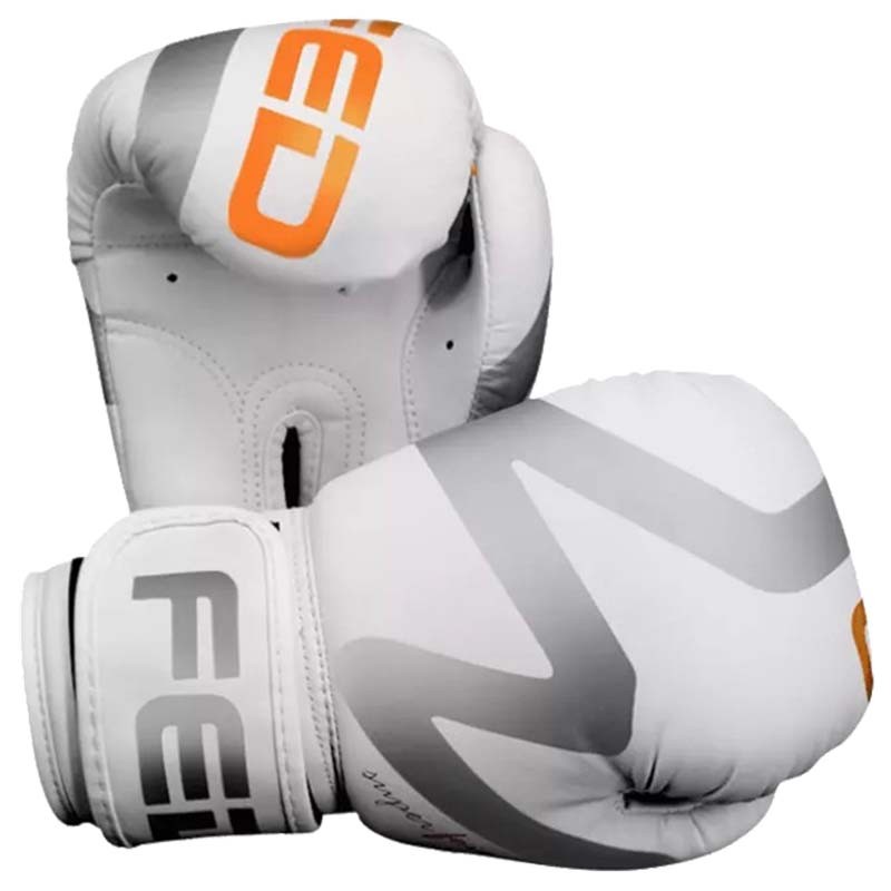 Luvas de boxe brancas e cinzentas com detalhes laranja e texto FEM