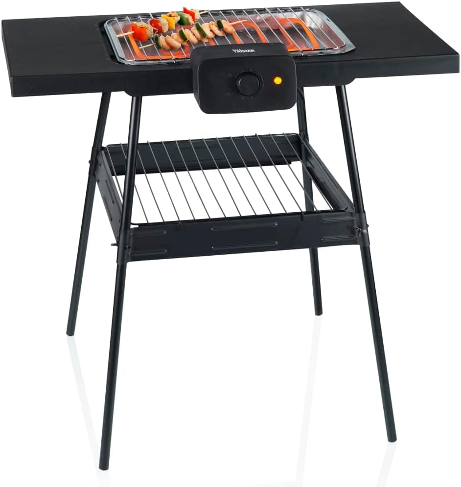 Grelhador elétrico preto com grelha metálica e espetadas no topo