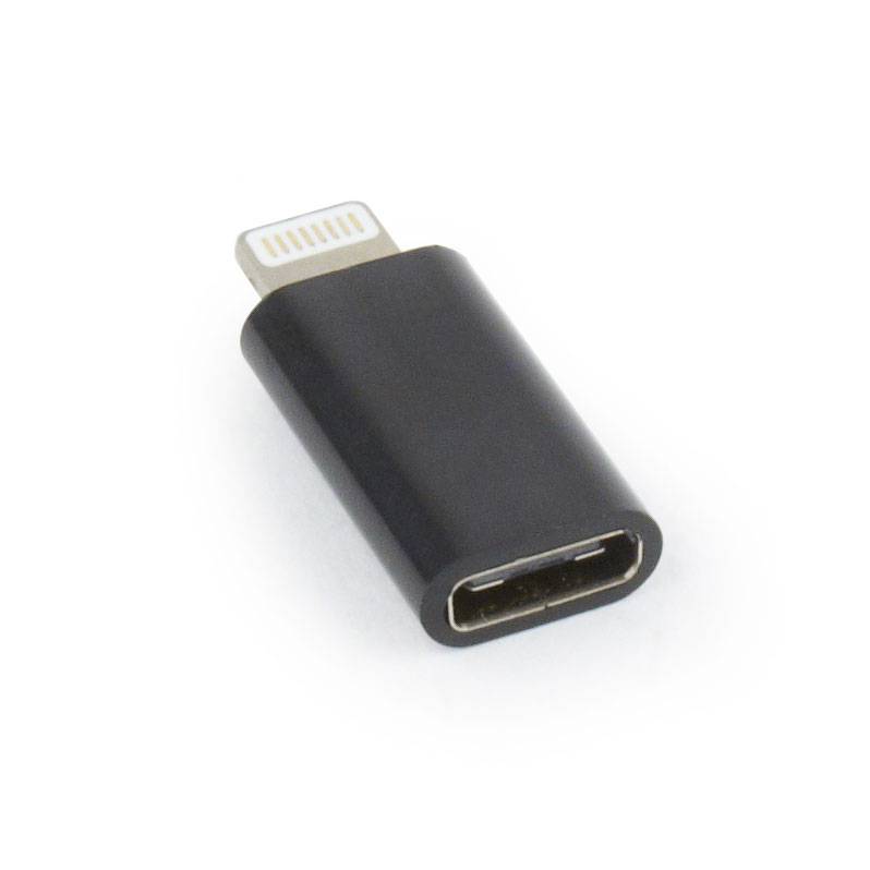 Adaptador USB-C para Lightning preto sobre fundo branco