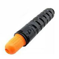 Tubo preto com tampa laranja, fundo branco