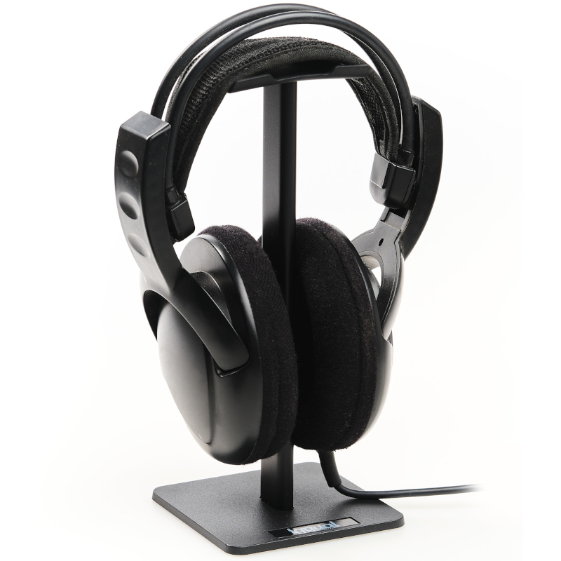 Auscultadores negros com almofadas de veludo numa base preta