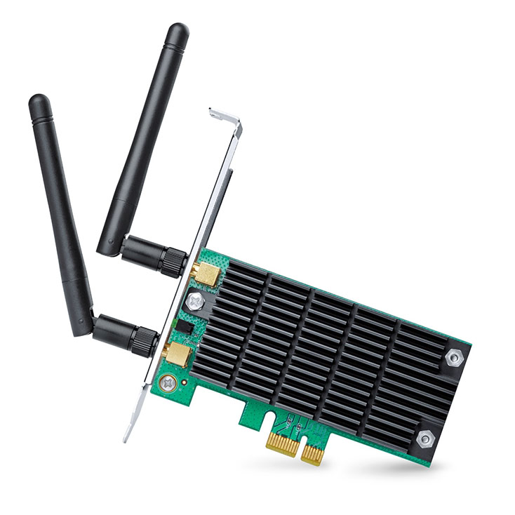 Placa de expansão com duas antenas pretas e dissipador de calor preto