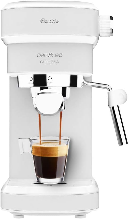 Máquina de café expresso branca Cecotec Cumbia Cafelizzia a preparar café num copo de vidro