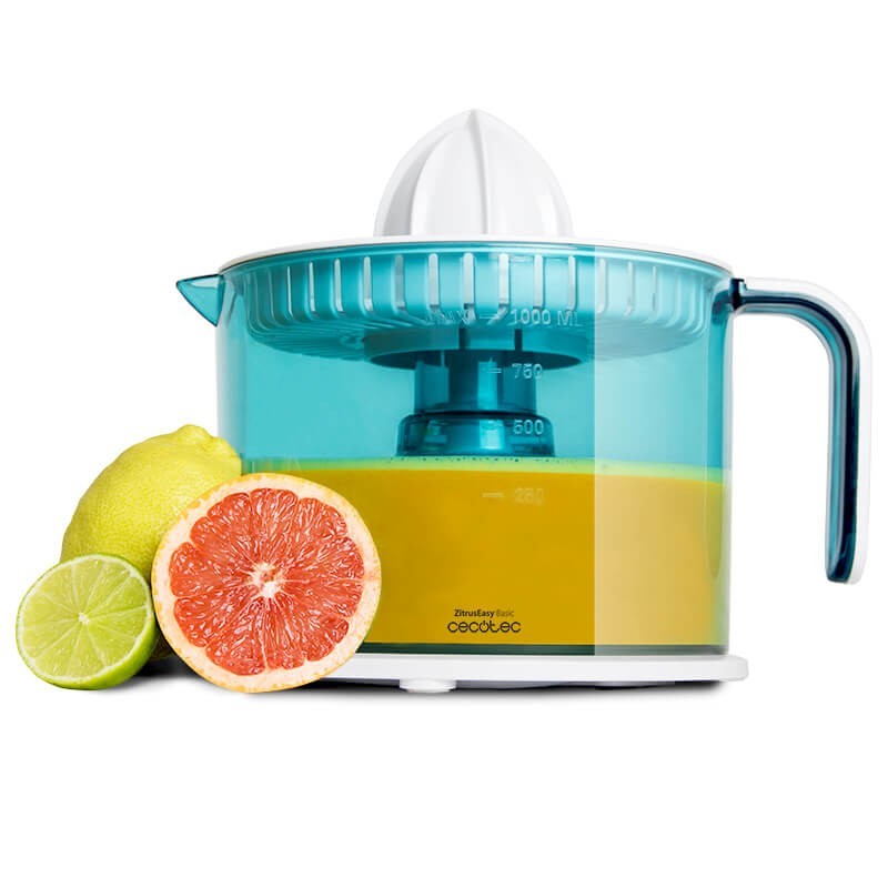 Espremedor de citrinos elétrico azul e branco com sumo e frutas citrinas cortadas ao lado