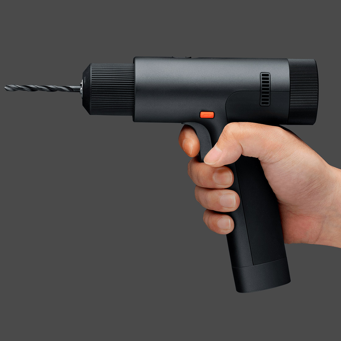 Broca elétrica manual preta com botão laranja e broca metálica