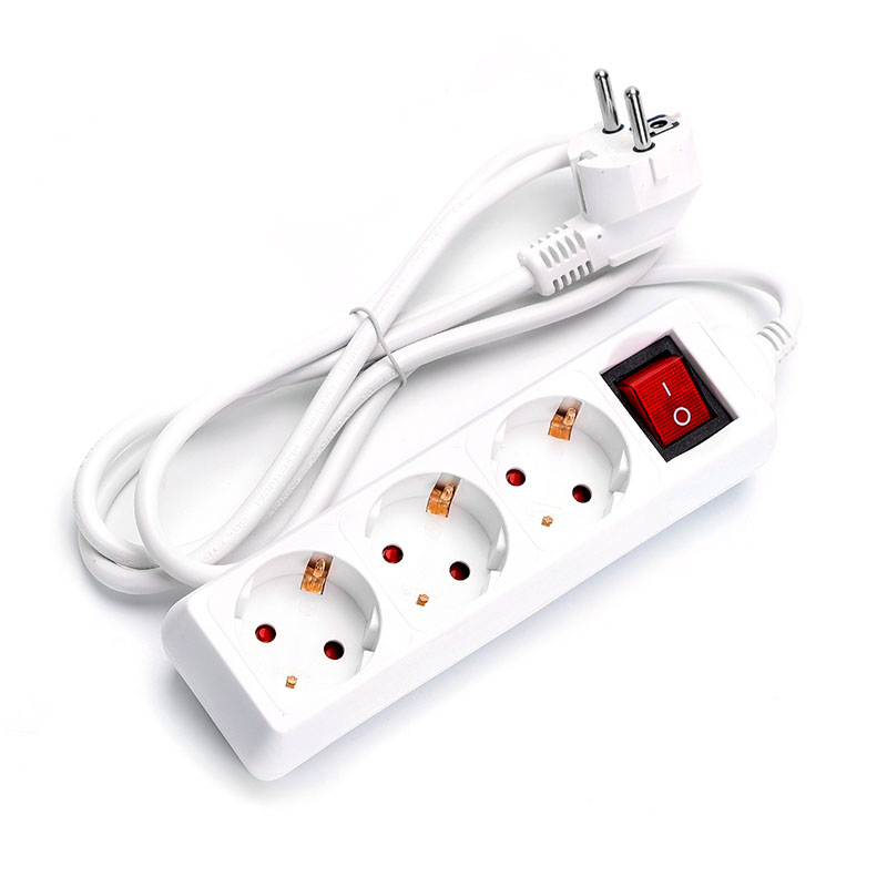 Tomada múltipla branca com três entradas e interruptor vermelho