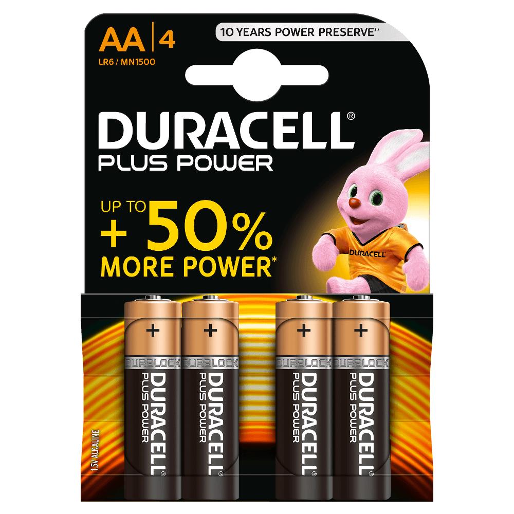 Pacote de quatro pilhas alcalinas AA Duracell Plus Power com embalagem preta e cobre e coelho cor-de-rosa