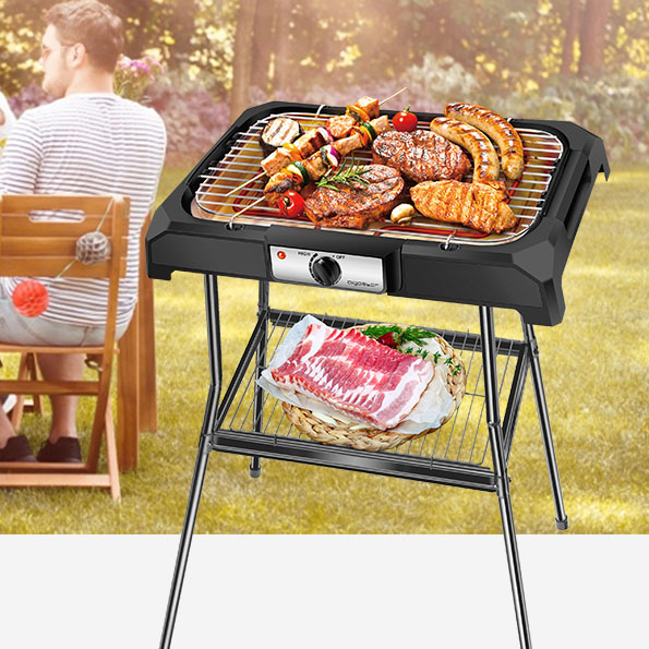 Churrasqueira elétrica com alimentos variados grelhados ao ar livre