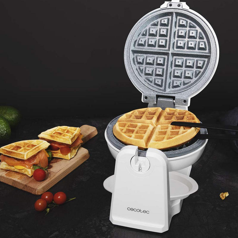 Máquina de waffles branca cecotec com waffle e sanduíches de waffle