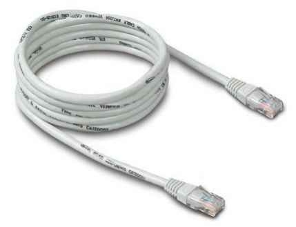 Cabo de rede Ethernet branco com conectores RJ45