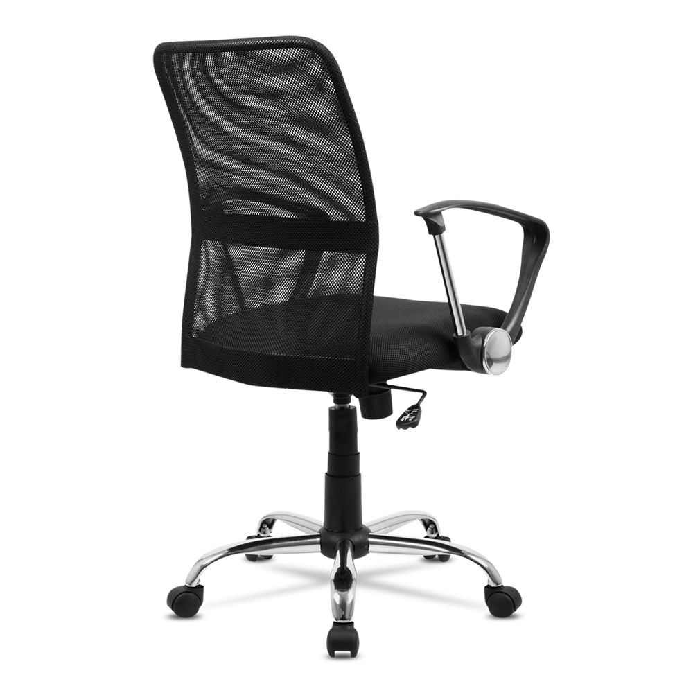 Cadeira de escritório preta com encosto em malha e base com rodas