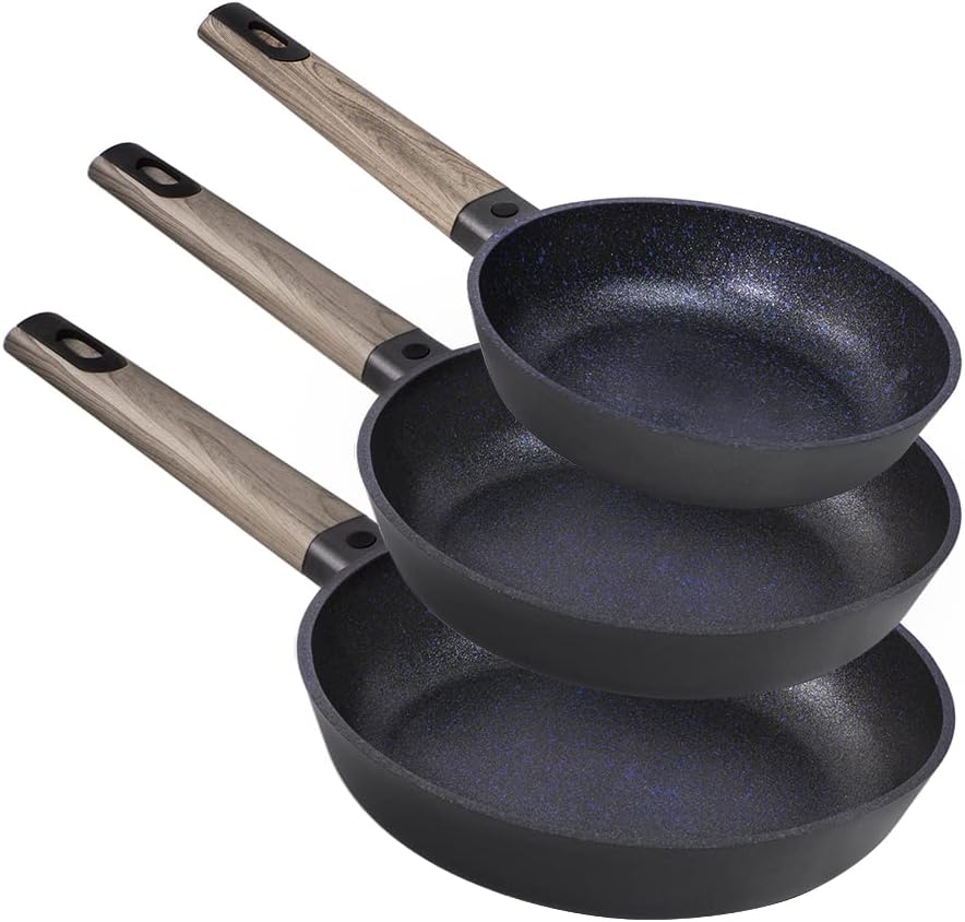 Três frigideiras antiaderentes com cabos de cor madeira empilhadas