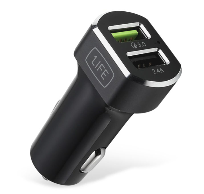 Carregador de carro preto com duas portas USB e marca LIFE