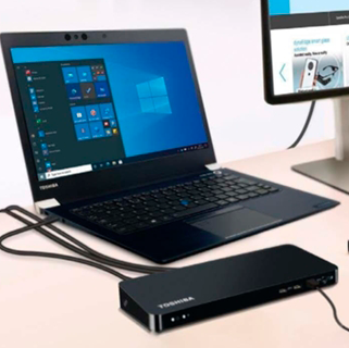 Computador portátil Toshiba preto com Windows e dispositivo preto ligado em superfície branca