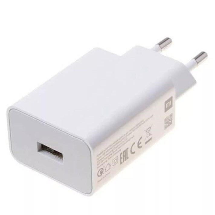 Carregador USB branco Xiaomi com ficha europeia e certificações na lateral