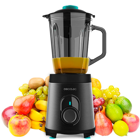 Liquidificador Cecotec com jarra de vidro cheia de líquido amarelo e frutas variadas ao fundo