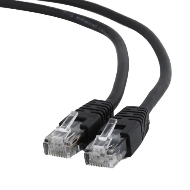 Cabo de rede Ethernet RJ45 preto com conectores transparentes.