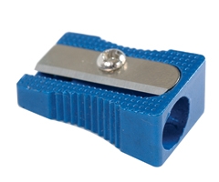 Apontador azul pequeno com lâmina metálica