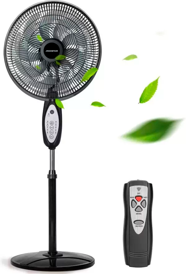 Ventoinha de pé preta com comando à distância e folhas verdes ao redor