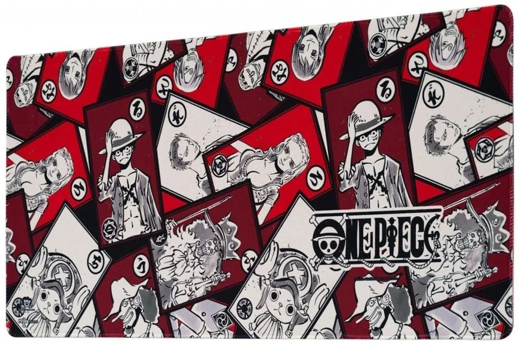 Tapete retangular com estampado de cartas do anime One Piece e texto ONE PIECE