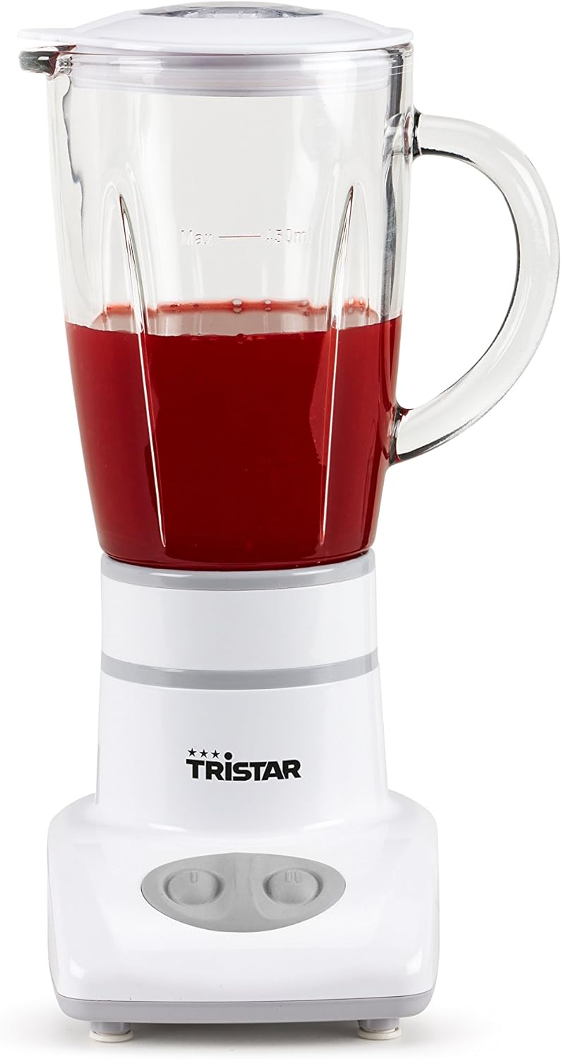 Liquidificador branco TRISTAR com jarro transparente e líquido vermelho dentro