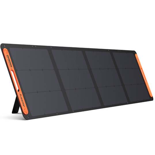 Painel solar portátil preto com detalhes laranja e suporte