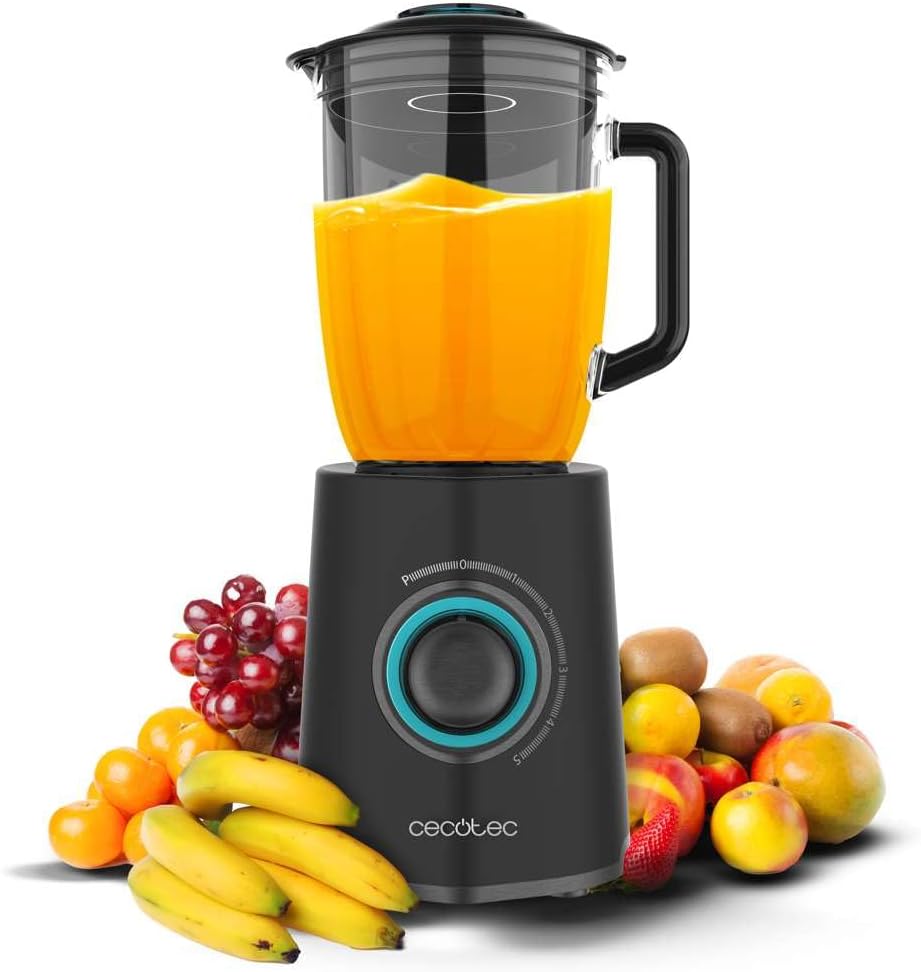 Liquidificador preto Cecotec com jarro transparente cheio de sumo laranja e frutas ao redor