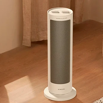 Purificador de ar branco cilíndrico com grelha cinza escuro em chão de madeira junto a cortina