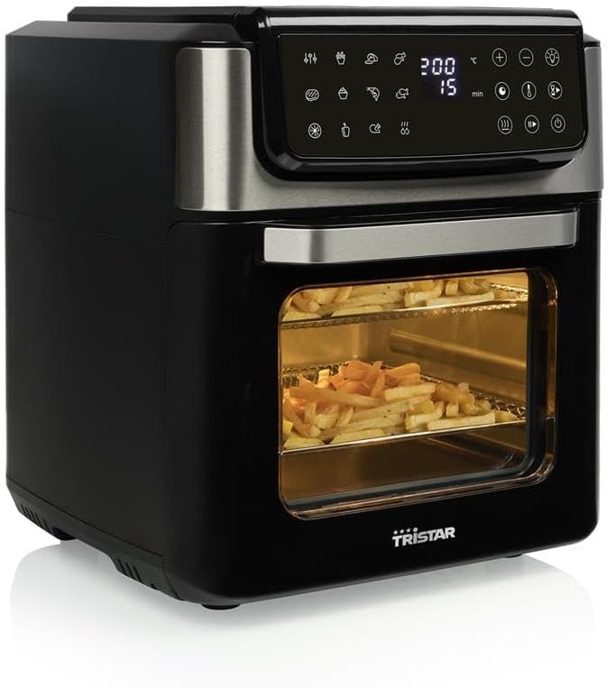 Air fryer preta e inox da marca TRISTAR com painel digital e batatas fritas visíveis