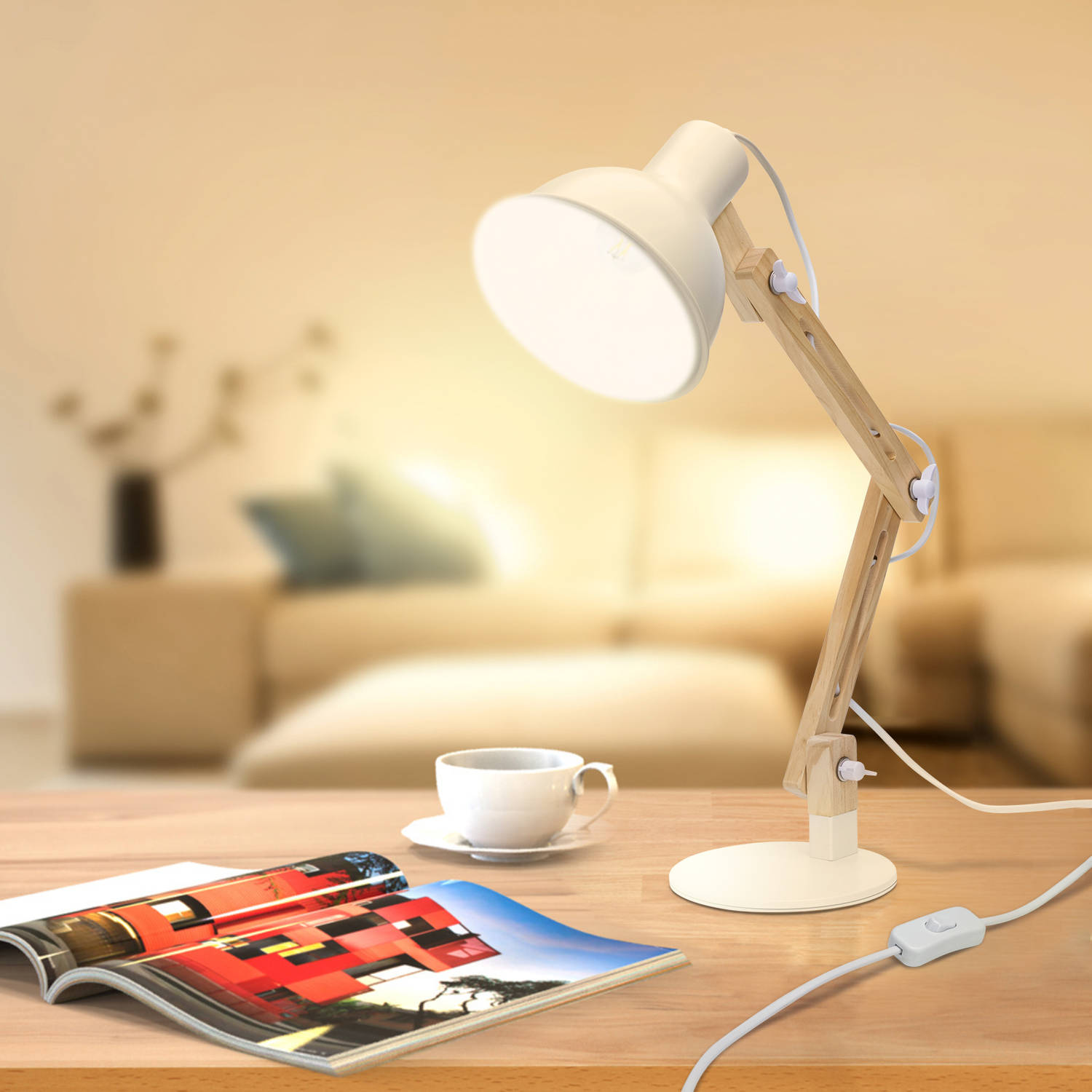 Candeeiro de mesa branco e madeira com chávena e revista numa mesa