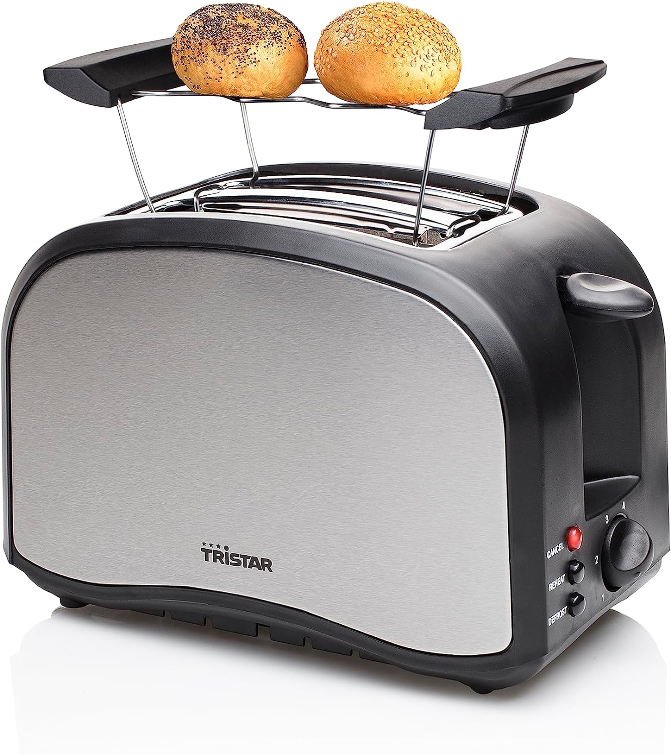 Torradeira inox preta com botões e dois pães no suporte superior