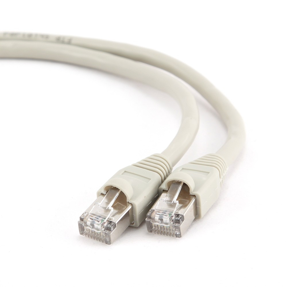 Cabo de rede Ethernet cinzento claro com conectores RJ45 transparents.