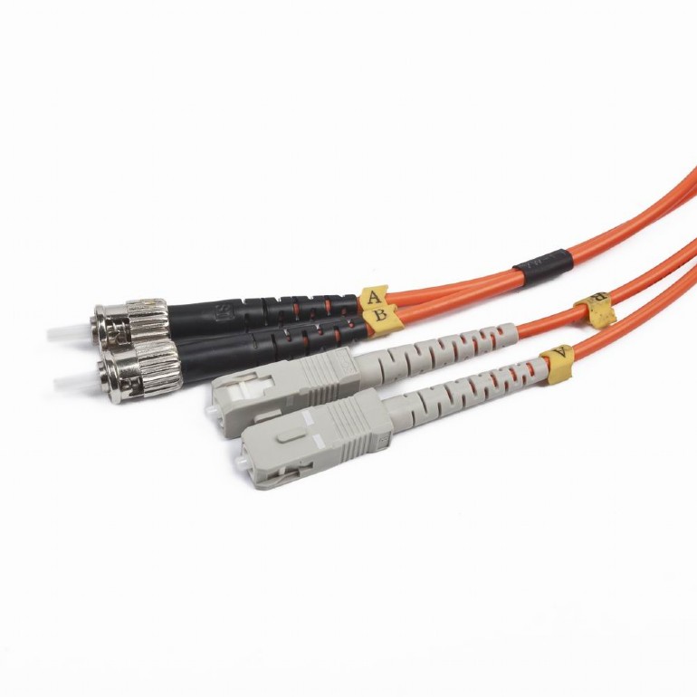 Cabo de fibra ótica com conectores SC e ST em fundo branco