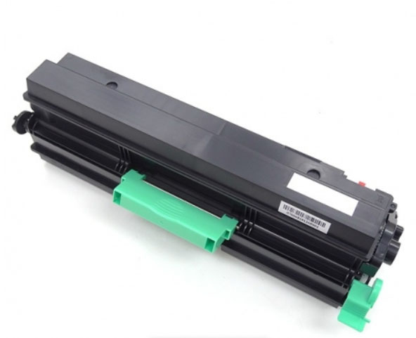 Cartucho de toner preto com pegas verdes em fundo branco
