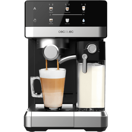 Máquina de café espresso com jarra de leite e copo de vidro com café e espuma