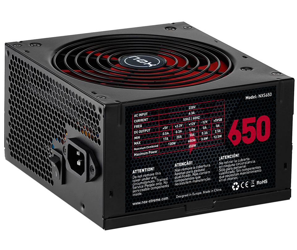 Fonte de alimentação para computador preta com ventoinha vermelha e preta e etiqueta com especificações técnicas e segurança