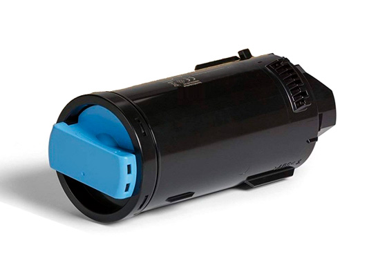 Toner de impressora preto com tampa azul num fundo branco
