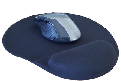 Rato cinzento e azul sobre tapete de rato preto com apoio para pulso