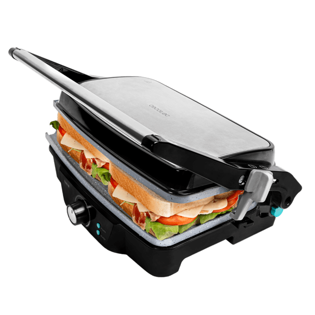 Máquina de sanduíches preta com tampa prateada e sanduíche no interior