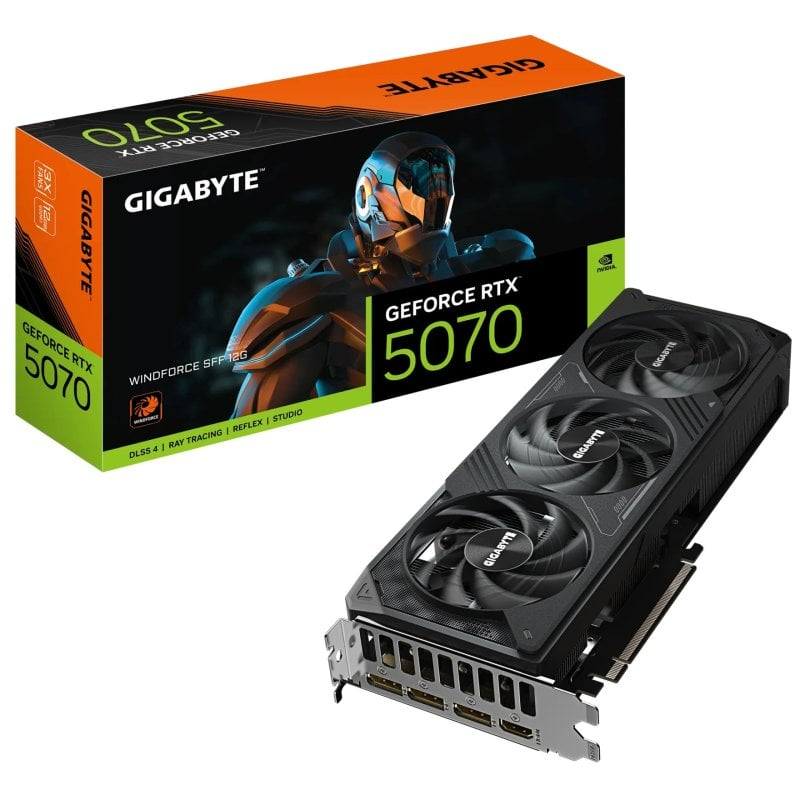 Placa gráfica GIGABYTE GeForce RTX 5070 preta com três ventoinhas ao lado da caixa colorida com imagem de robô.