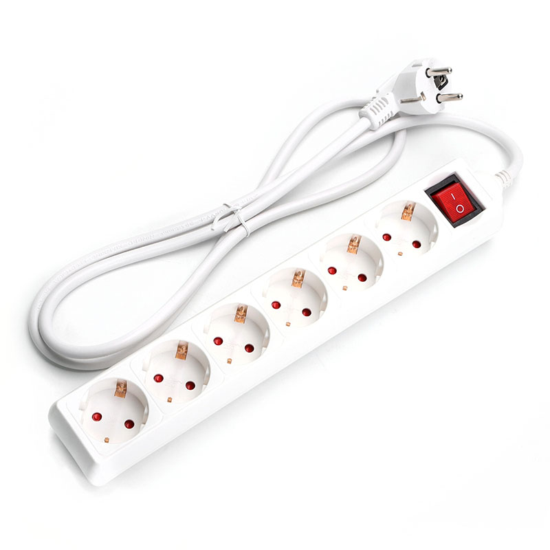 Tomada múltipla branca com seis entradas e interruptor vermelho