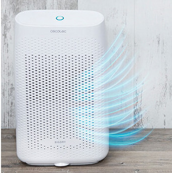 Purificador de ar branco retangular com botão azul e superfície perfurada