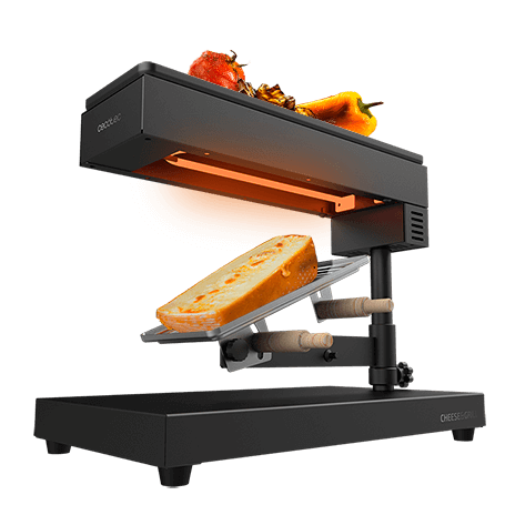 Grelhador de queijo preto com queijo laranja inclinado em grelha metálica e texto cecotec e CHEESE GRILL