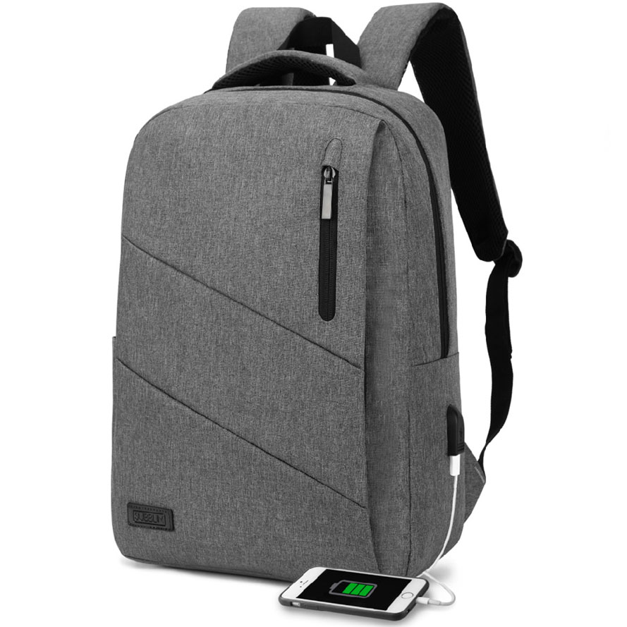Mochila cinza com zíperes pretos e saída USB carregando telemóvel branco
