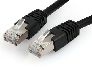 Cabo de rede Ethernet com conectores RJ45 e cabo preto