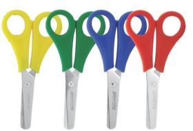 Quatro tesouras de escola coloridas com cabos de plástico e lâminas metálicas