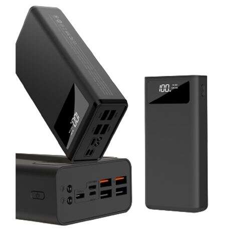 Banco de energia portátil preto com ecrã digital branco e várias portas USB