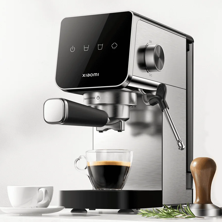 Máquina de café espresso Xiaomi em inox e preto com café servido numa jarra de vidro