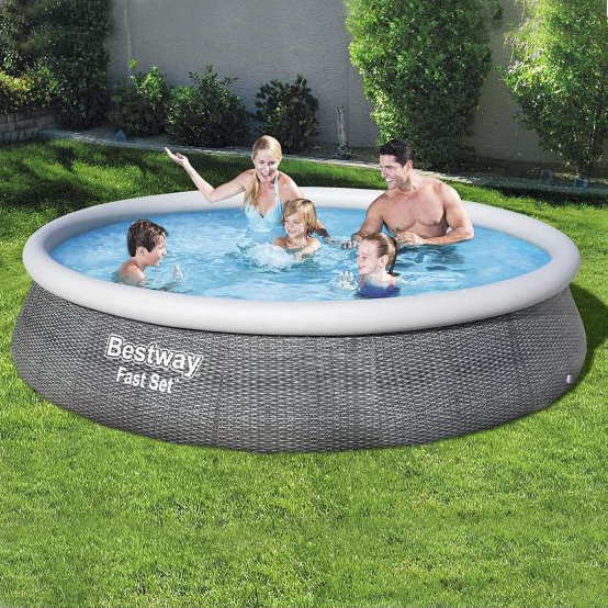 Piscina insuflável redonda cinza com anel branco e cinco pessoas dentro em relvado